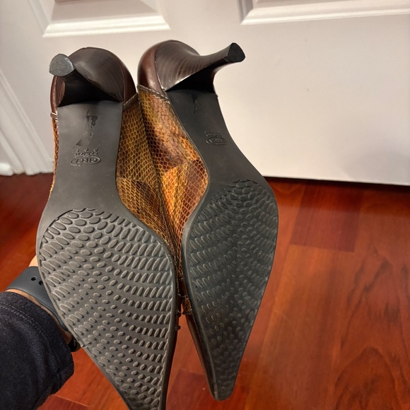 Joan & David Classic Brown Heels and Shoe Bag - Picture 6 of 10